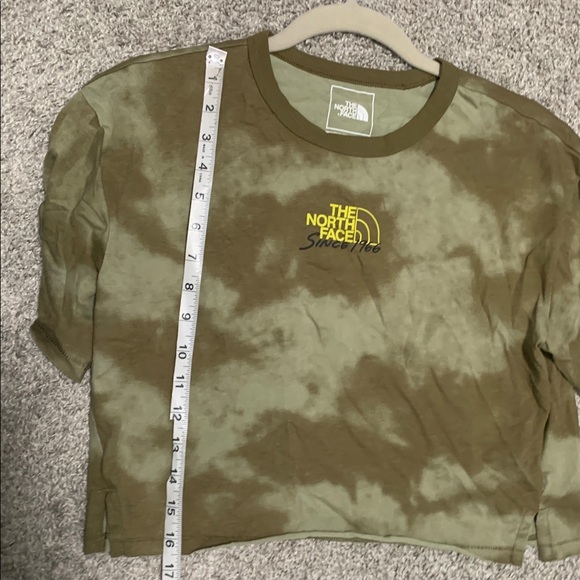 The North Face Castles Made of Stone Green Tie Dye Cropped Shirt Sleeve T Shirt - Picture 5 of 7